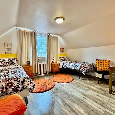 Private Room With Two Twin Beds Air Conditioning And Shared Bathrooms Located Near Seatac Airport And Downtown Seattle
